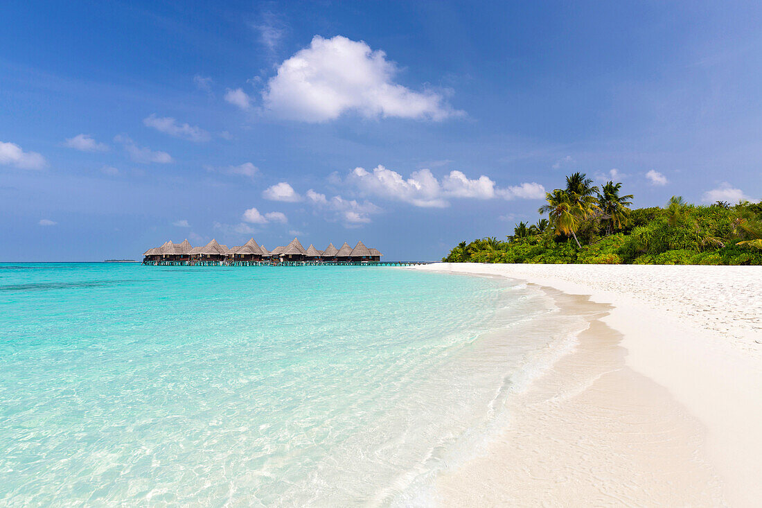 Weißer Sandstrand, klare Meer- und Überwasser-Villen, Coco Palm Resort, Dhuni Kolhu, Baa Atoll, Malediven, Indischer Ozean, Asien