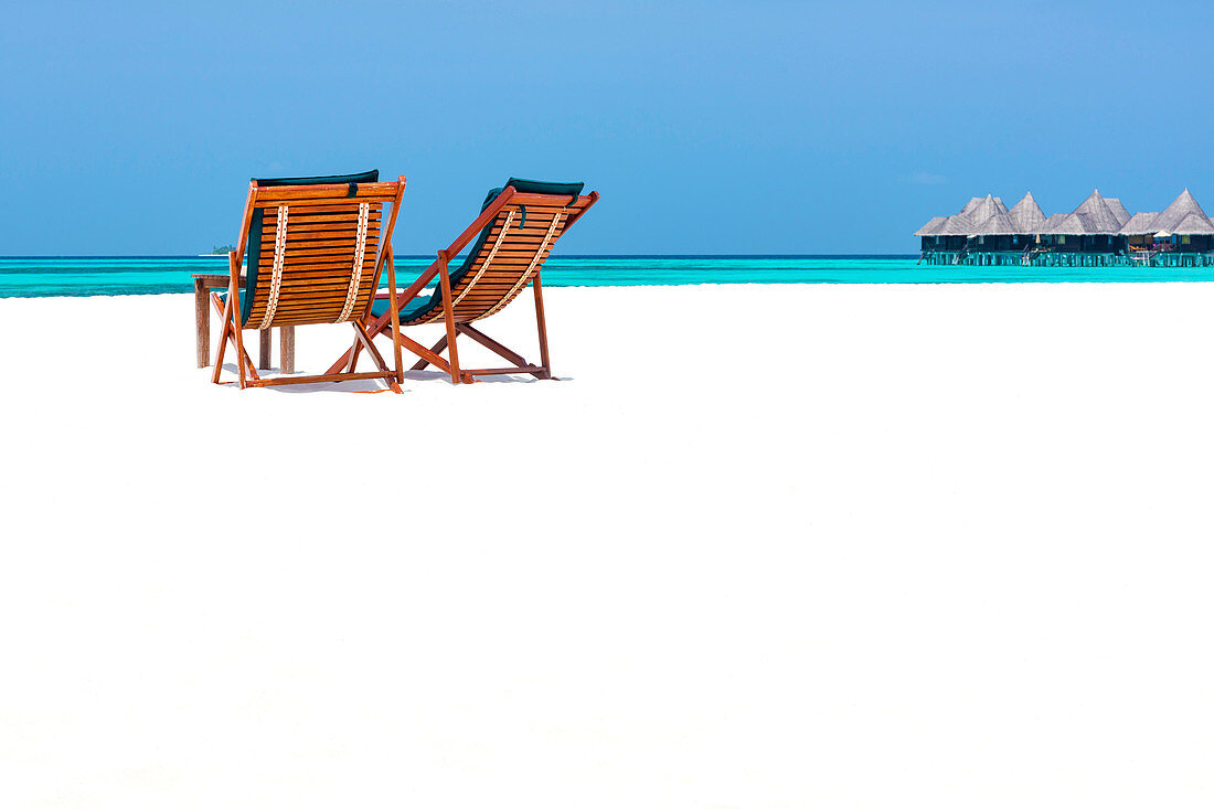 Holz-Liegestühle am Strand, Coco Palm, Dhuni Kolhu, Baa-Atoll, Malediven, Indischer Ozean, Asien