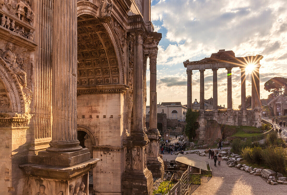 Der Bogen von Septimius Severus und der Tempel des Saturn im Forum Romanum, UNESCO-Weltkulturerbe, Rom, Lazio, Italien, Europa