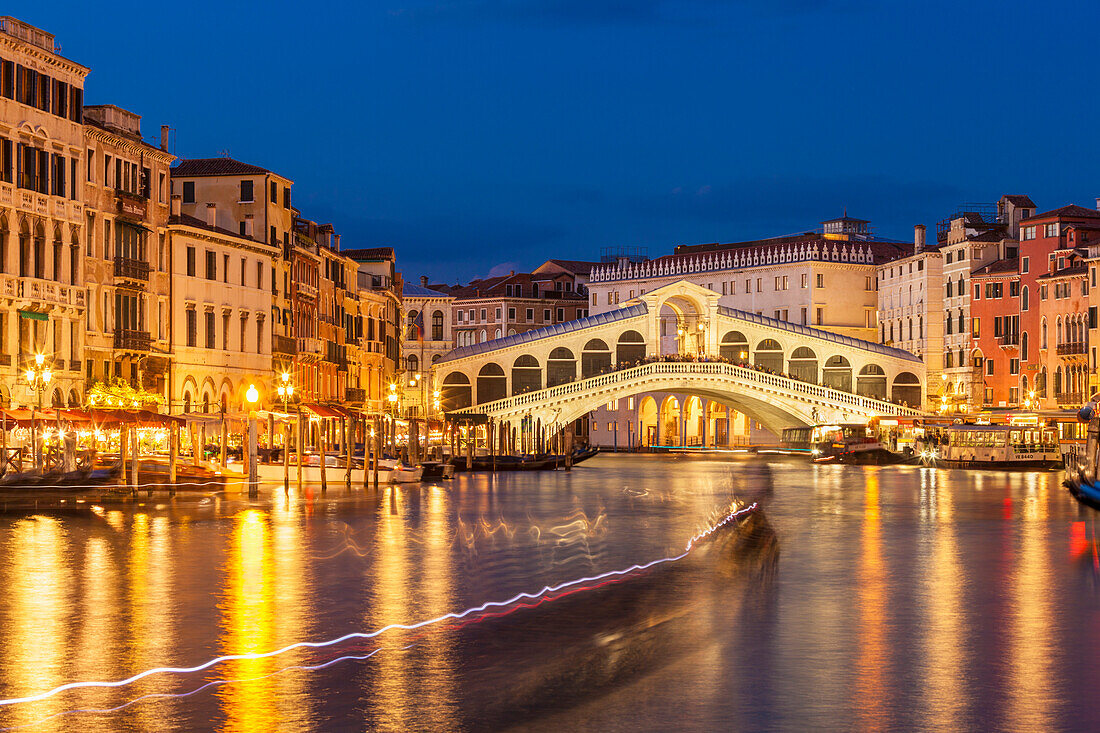Rialto-Brücke (Ponte di Rialto) in der Nacht mit Boot Lichtwege am Canal Grande, Venedig, UNESCO Weltkulturerbe, Venetien, Italien, Europa