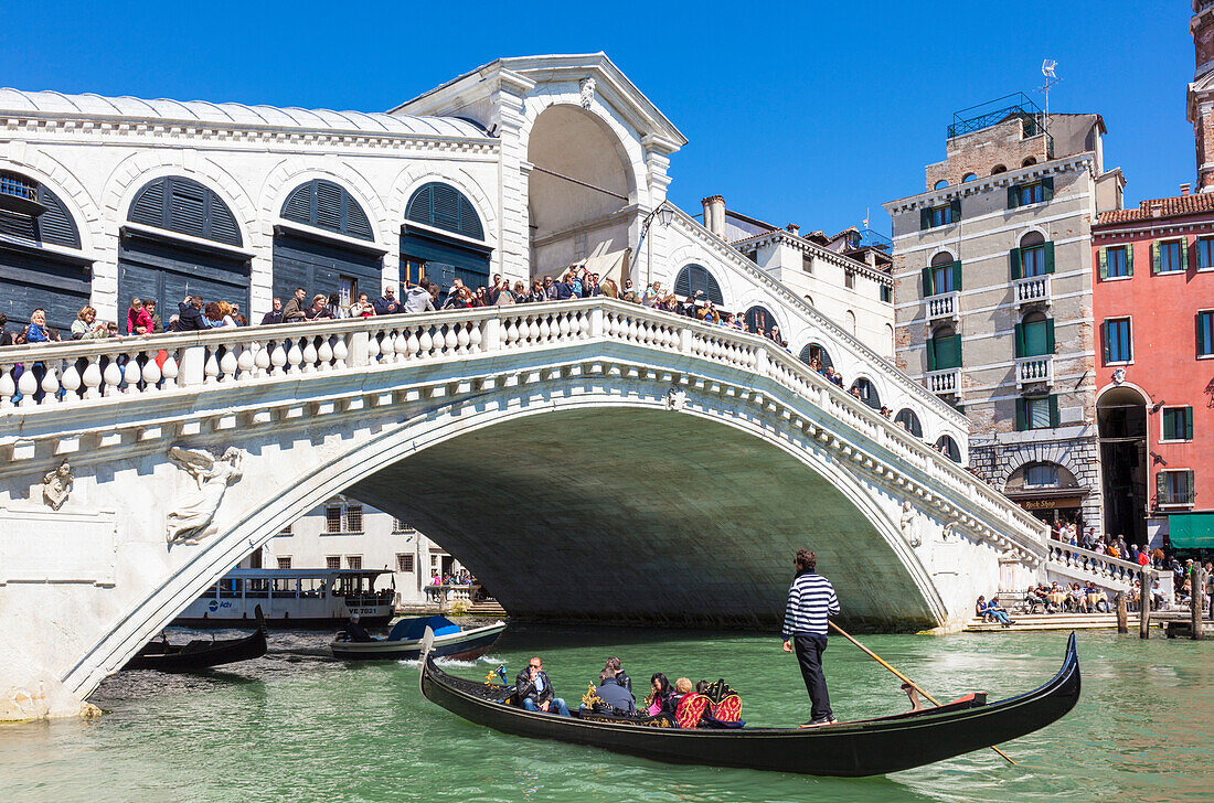 Gondel mit Touristen unter der Rialto-Brücke (Ponte del Rialto), Canal Grande, Venedig, UNESCO Weltkulturerbe, Venetien, Italien, Europa