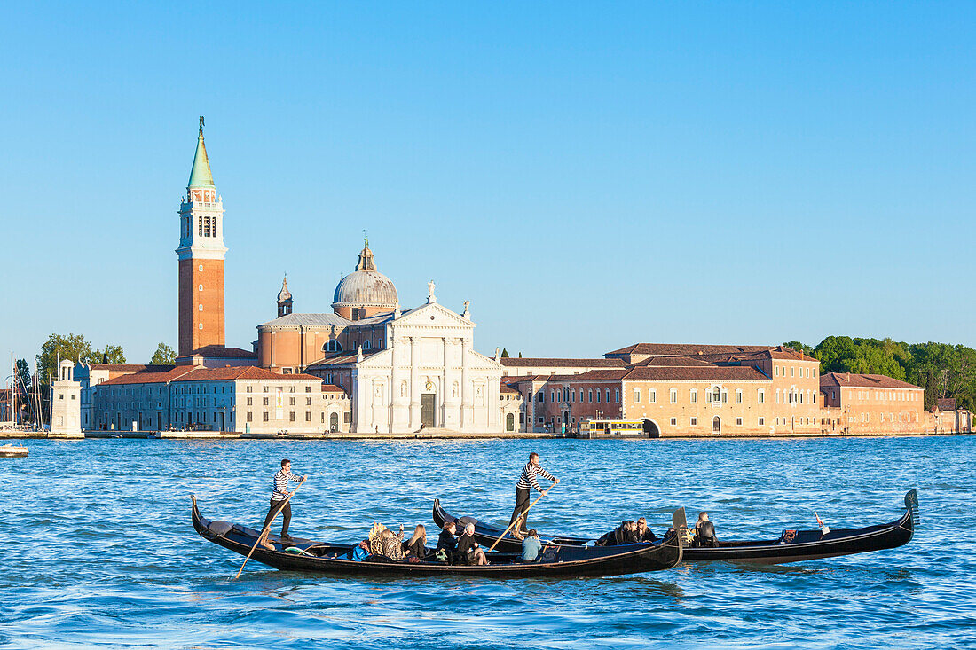 Venezianische Gondeln mit Touristen gegenüber der Insel San Giorgio Maggiore, am Canale di San Marco, Venedig, UNESCO Weltkulturerbe, Venetien, Italien, Europa