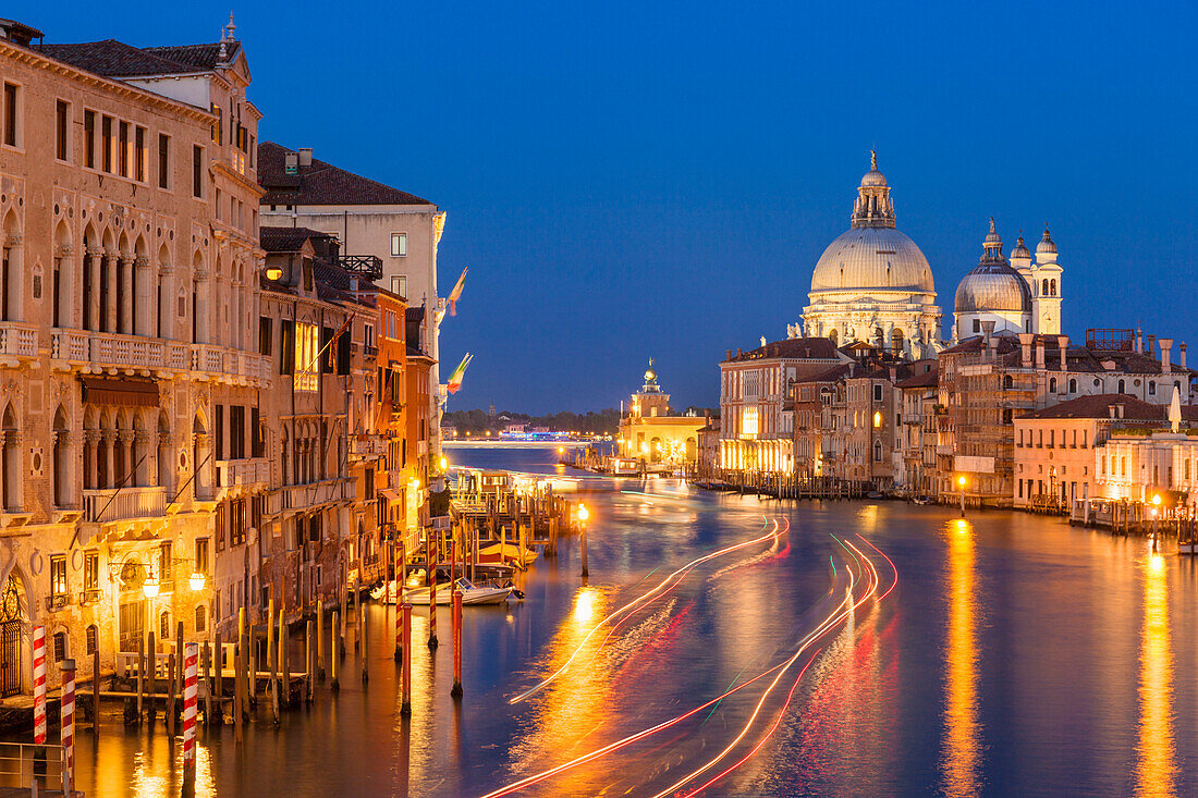 Canal Grande und die Kirche Santa Maria della Salute in der Nacht mit Bootslichtwegen, Venedig, UNESCO Weltkulturerbe, Venetien, Italien, Europa