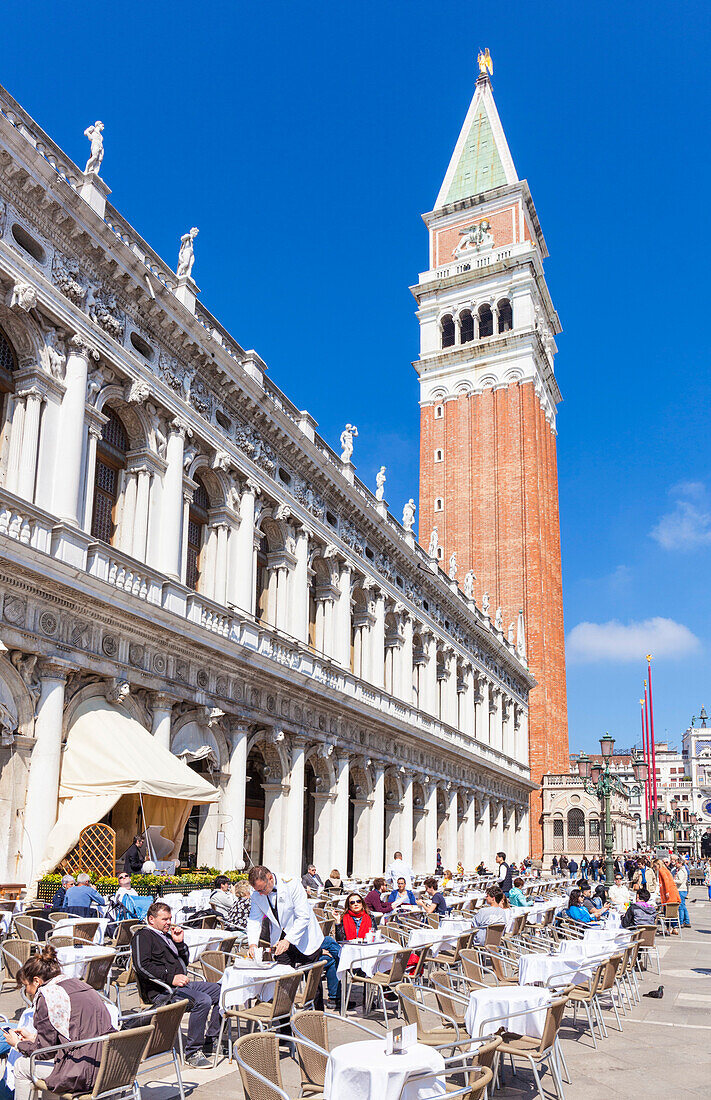 Campanile Turm, Piazzetta und Touristen genießen die Cafés des Markusplatzes, Venedig, UNESCO Weltkulturerbe, Venetien, Italien, Europa