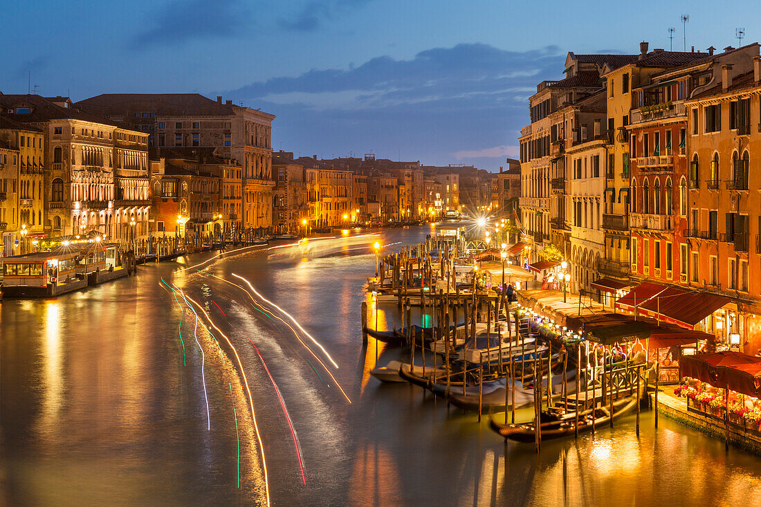 Canal Grande in der Nacht mit Bootslichtwegen und festgemachten Gondeln, auf der Fondementa del Vin, UNESCO-Weltkulturerbe, Venedig, Venetien, Italien, Europa