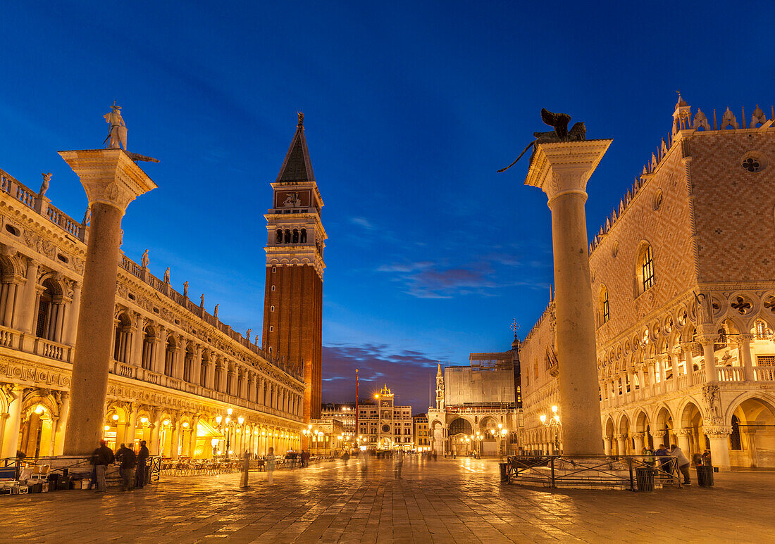 Campanile tower, Palazzo Ducale (Doges Palace), Piazzetta, St. Marks Square, at night, Venice, UNESCO World Heritage Site, Veneto, Italy, Europe