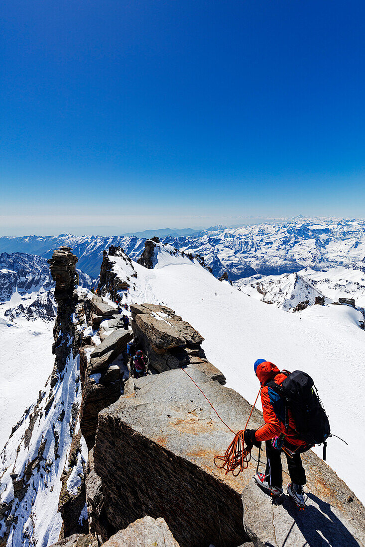 Climbers on Madonna summit 4059m, Grand Paradiso, Aosta Valley, Italian Alps, Italy, Europe