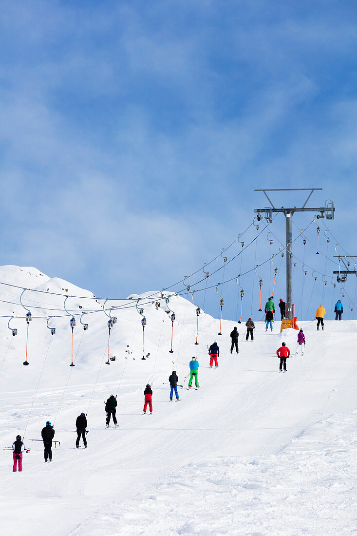 Skifahrer auf Schlepplift, Veysonnaz (Verbier), 4 Vallées, Wallis, Schweizer Alpen, Schweiz, Europa