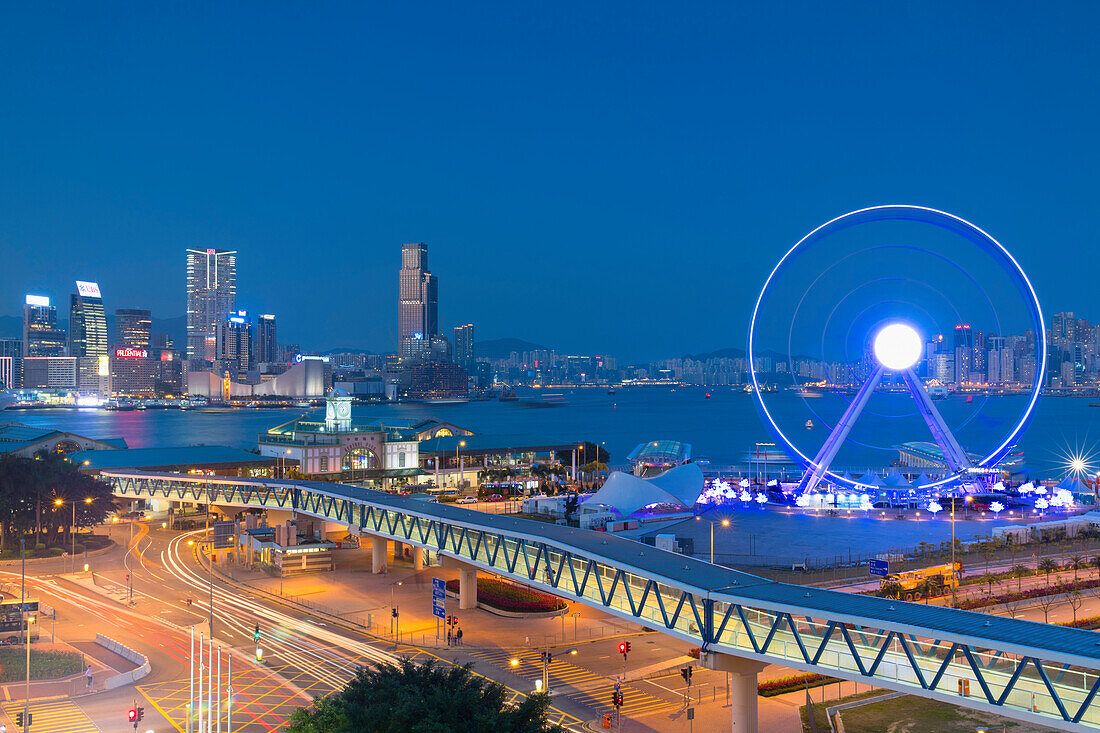 Blick auf Star Ferry Pier, Aussichtsrad und Tsim Sha Tsui Skyline, Central, Hong Kong, China, Asien