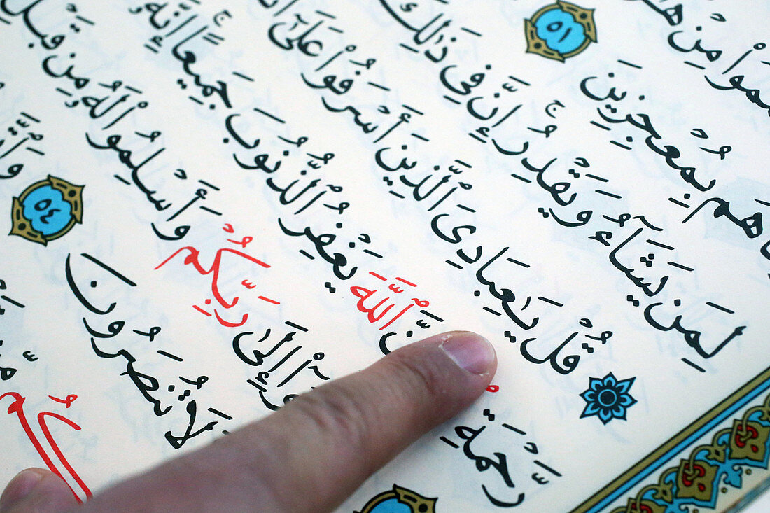 Imam liest den Koran in einer Moschee, Seine-e-Marne, Frankreich, Europa