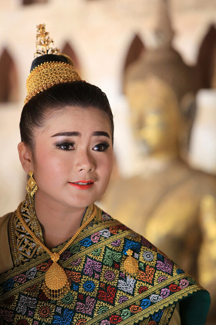 Braut tragen traditionelle Lao Kostüm für ihre Hochzeit, Wat Si Sake, Vientiane, Laos, Indochina, Südostasien, Asien