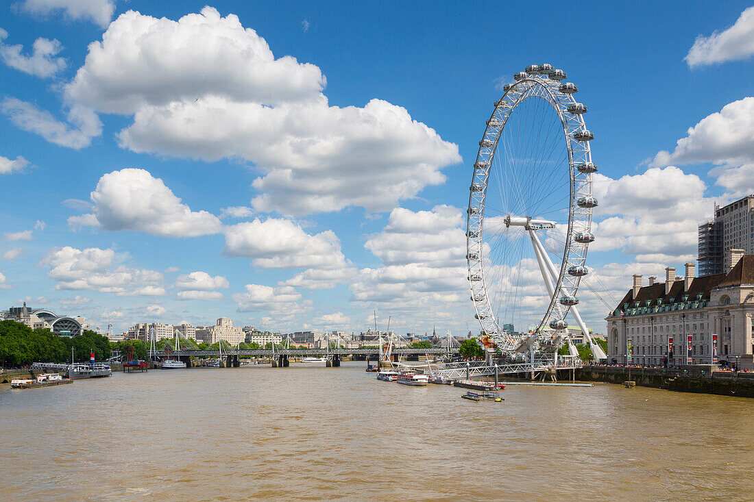 Blick auf London Eye und Themse von Westminster Bridge, Westminster, London, England, Großbritannien, Europa
