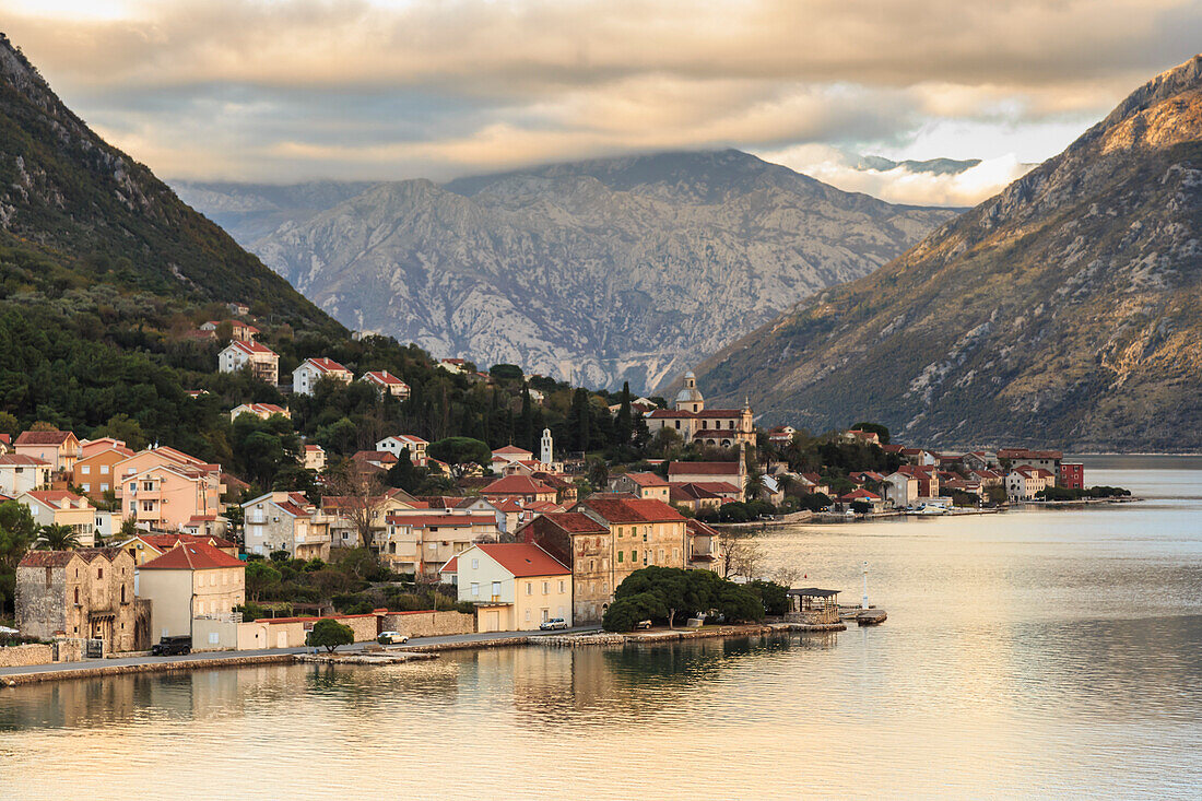 Stadt an den Ufern der atemberaubend schönen Bucht von Kotor (Boka Kotorska) bei Sonnenuntergang, UNESCO-Weltkulturerbe, Montenegro, Europa