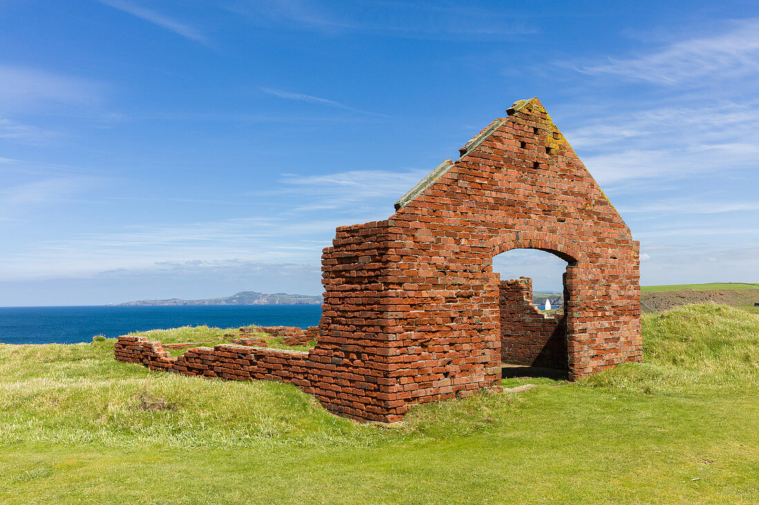 Gebäude aus rotem Backstein, Ruinen der industriellen Steinbrüche in der Nähe von Porthgain Hafen, Pembrokeshire, Wales, Vereinigtes Königreich, Europa
