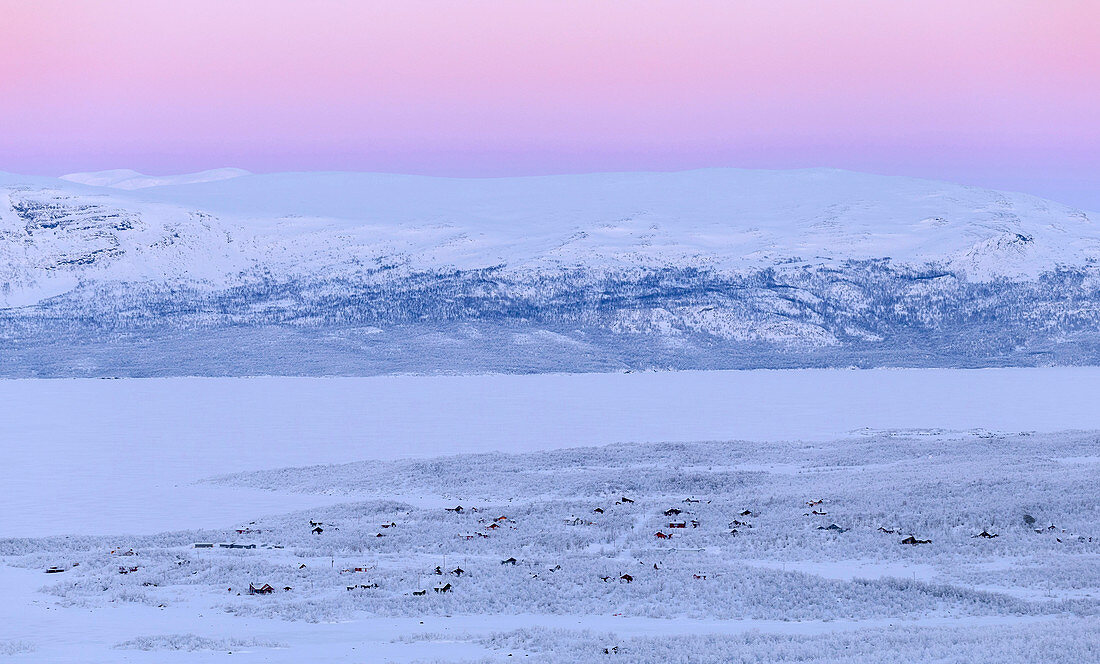 View of Abisko houses, on the banks of Tornetrask Lake, Abisko, Abisko National Park, Norbottens Ian, Sweden, Scandinavia, Europe