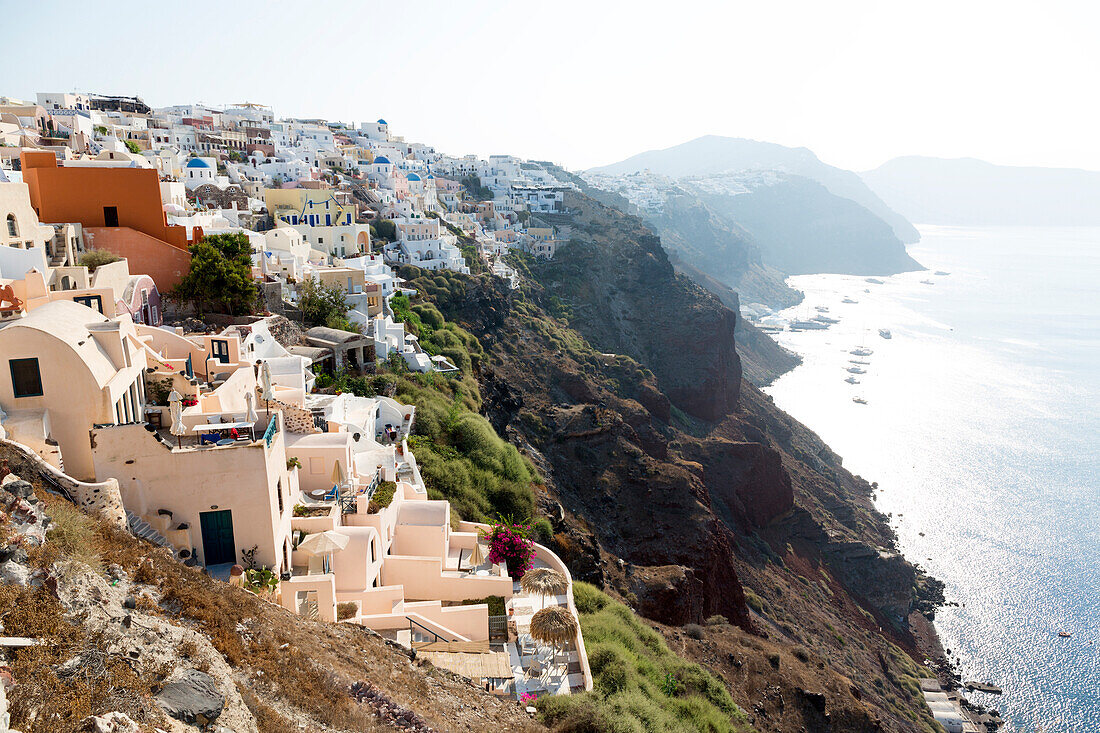 Am frühen Morgen Blick auf Oia, Imerovigli und Fira, von Oia, Santorini, Kykladen, griechische Inseln, Griechenland, Europa