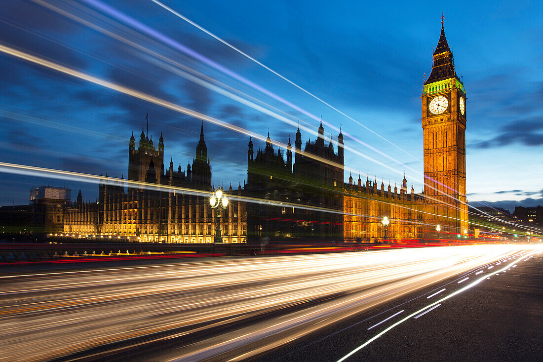 Big Ben und die Houses of Parliament in der Nacht mit Verkehrswegen auf Westminster Bridge, London, England, Großbritannien, Europa