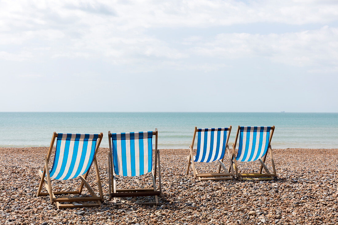Liegestühle am Strand, Brighton, East Sussex, England, Großbritannien, Europa