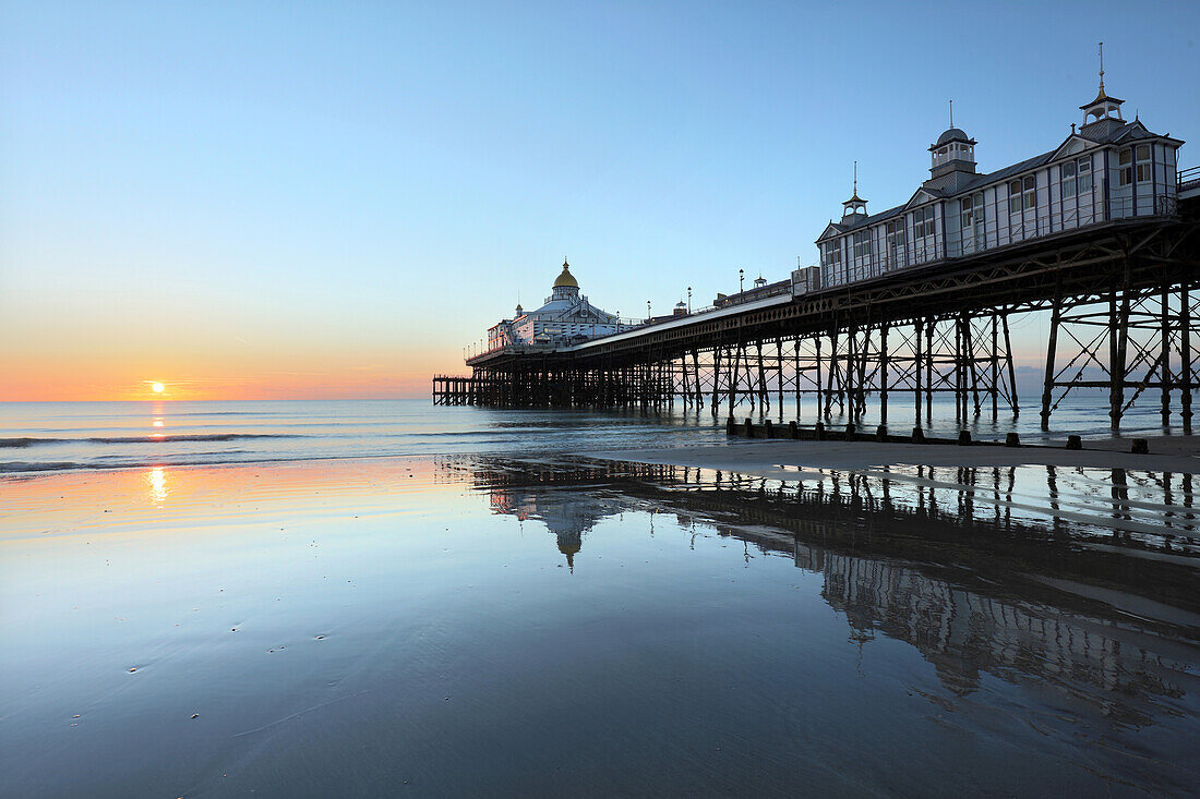 Eastbourne Pier bei Sonnenaufgang, Eastbourne, East Sussex, England, Großbritannien, Europa