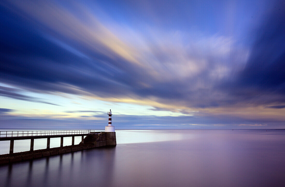 Long exposure Bild von Amble Leuchtturm mit unterschiedlichen Wolken und glattem Meer, Amble, Northumberland, England, Vereinigtes Königreich, Europa