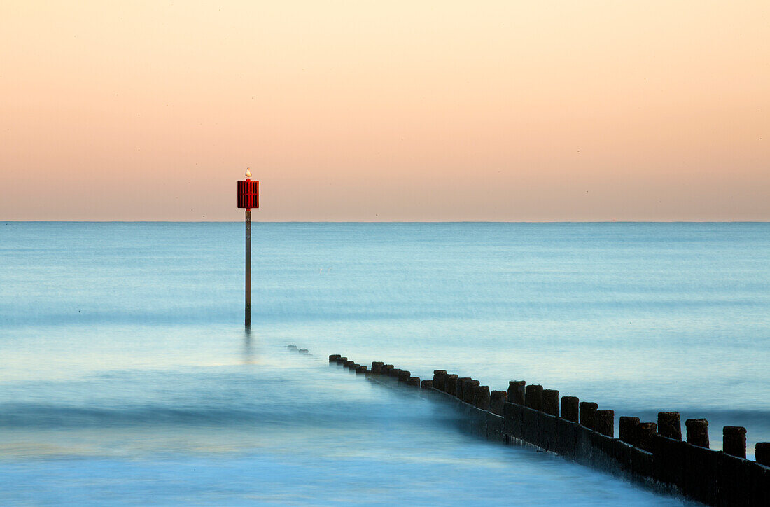 Groyne und Post bei Sonnenuntergang auf Blyth Beach, Blyth, Northumberland, England, Vereinigtes Königreich, Europa