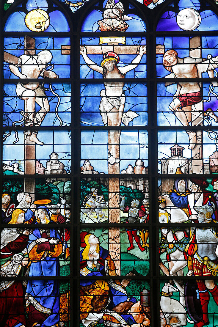 Buntglasfenster aus dem 16. Jahrhundert in der Nordwand der Kirche Saint Joan de Arc, Rouen, Normandie, Frankreich, Europa