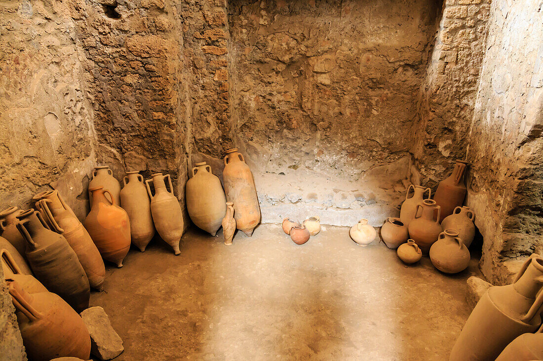 Amphoren, Haus des Cryptoporticus, Römische Ruinen von Pompeji, UNESCO Weltkulturerbe, in der Nähe von Neapel, Kampanien, Italien, Europa