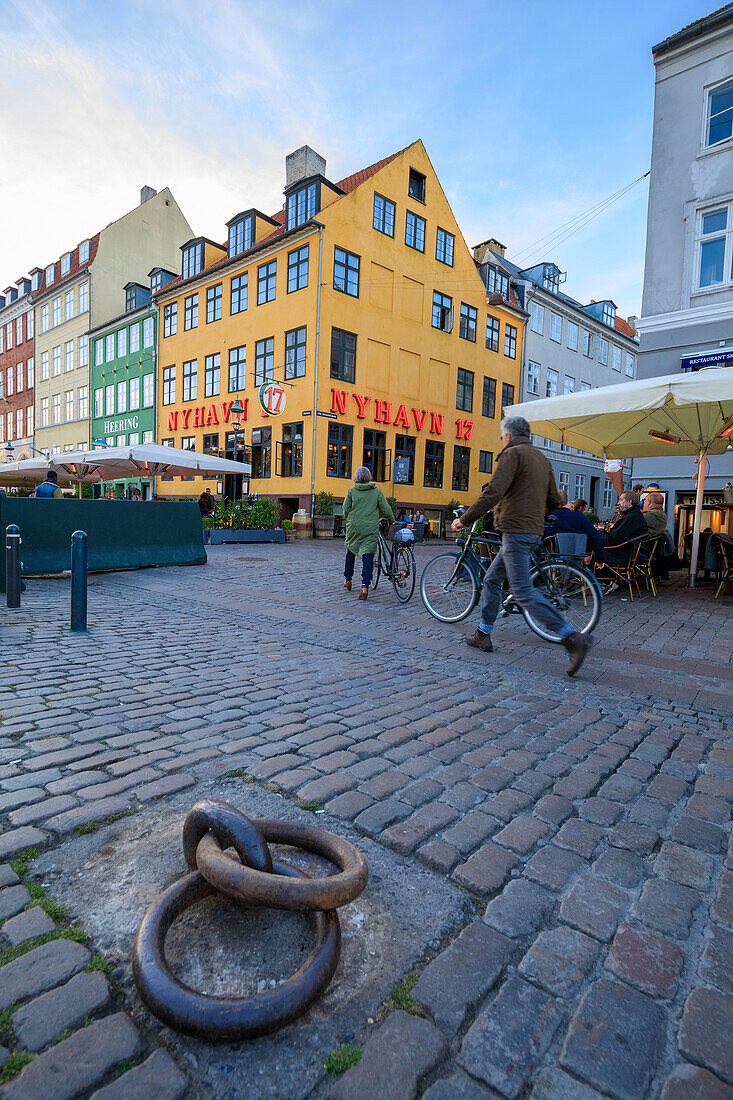 Menschen gehen in den Fußgängerstraßen des Vergnügungsviertels von Nyhavn, Kopenhagen, Dänemark, Europa