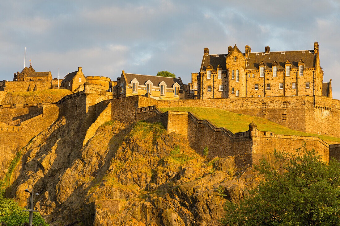 View of Edinburgh Castle from Princes Street, UNESCO World Heritage Site, Edinburgh, Scotland, United Kingdom, Europe
