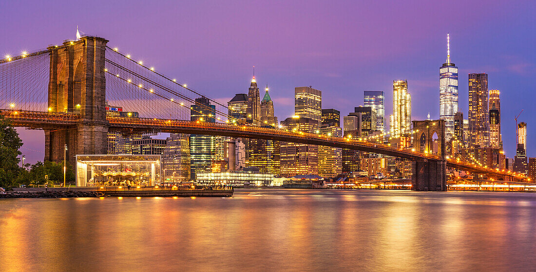 Brooklyn Bridge, East River, Panorama, Lower Manhattan Skyline, New Yorker Skyline, bei Nacht, New York City, Vereinigte Staaten von Amerika, Nordamerika