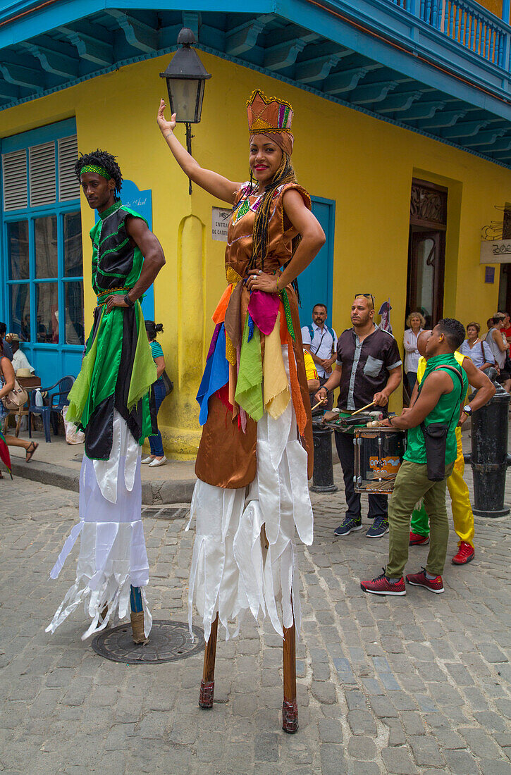 Straßentänzer auf Stelzen, La Habana Vieja, UNESCO Weltkulturerbe, Havanna, Kuba, Westindische Inseln, Mittelamerika