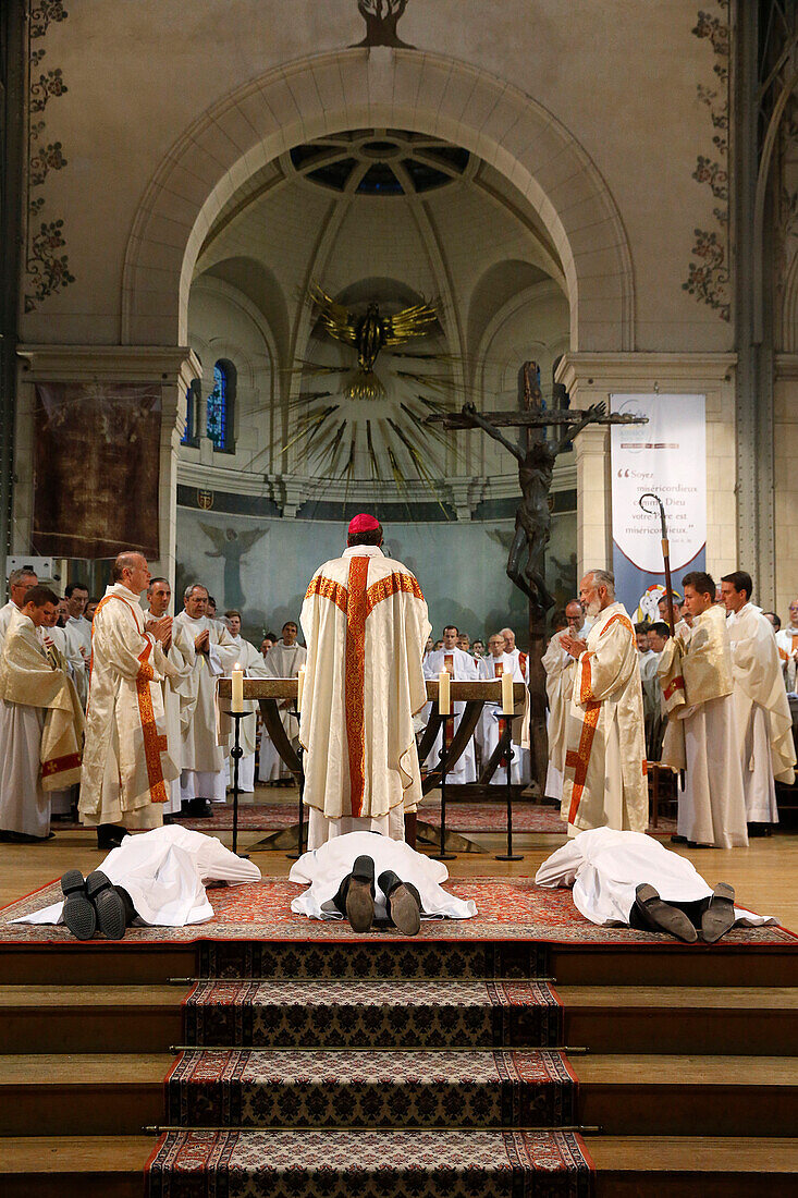 Diakonische Weihen in der Kirche Notre Dame du Travail, Paris, Frankreich, Europa