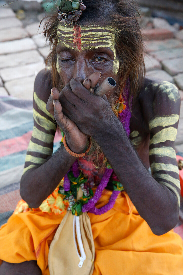 Indian Sadhu raucht eine Chilum in Vrindavan, Uttar Pradesh, Indien, Asien