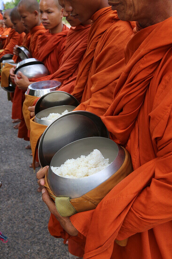 Buddhistische Mönche am Morgen Almosen Runde in West-Kambodscha, Indochina, Südostasien, Asien