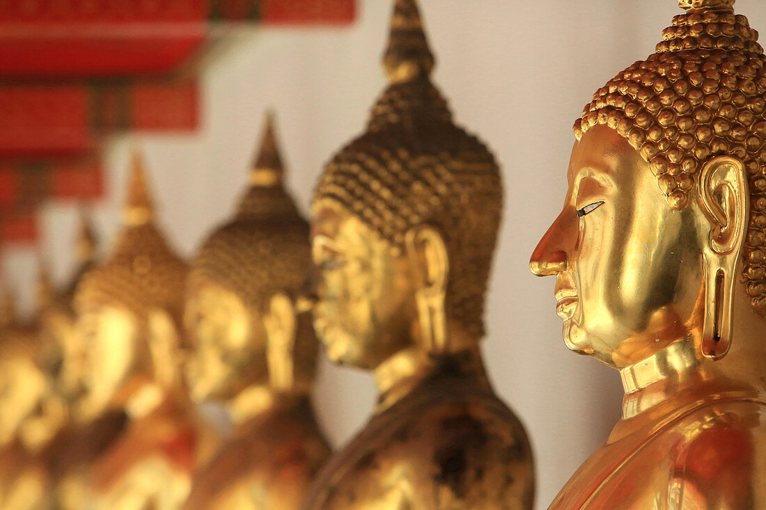 Die Meditationshaltung Bronze Buddhas, Wat Pho, Bangkok, Thailand, Südostasien, Asien