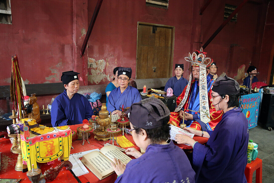 Taoistische Zeremonie in einem Tempel, Ho-Chi-Minh-Stadt, Vietnam, Indochina, Südostasien, Asien