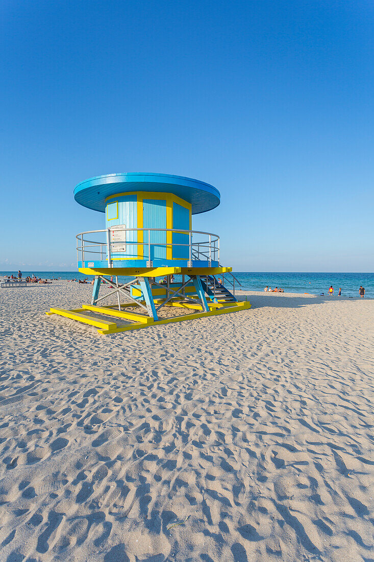 Bunte Rettungsschwimmer-Station am South Beach und dem Atlantischen Ozean, Miami Beach, Miami, Florida, Vereinigte Staaten von Amerika, Nordamerika