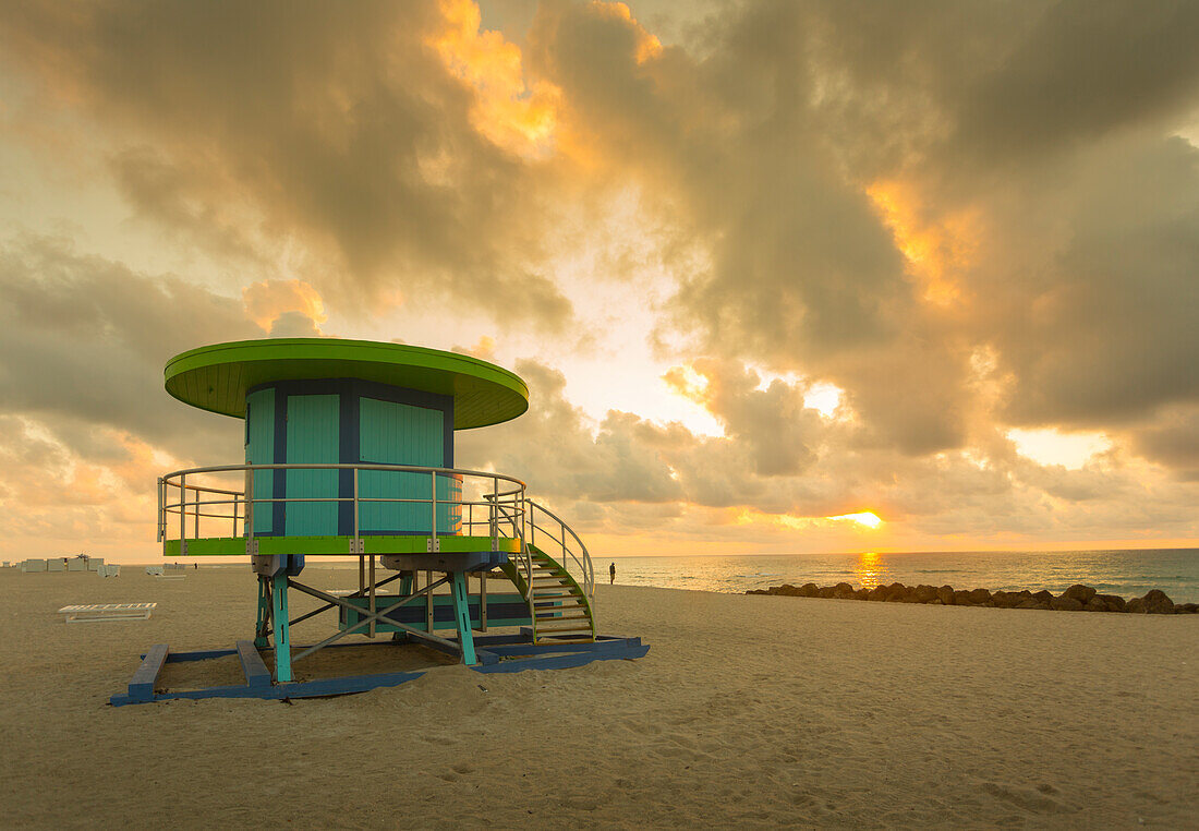 Rettungsschwimmer-Station am South Beach bei Sonnenaufgang, Miami Beach, Miami, Florida, Vereinigte Staaten von Amerika, Nordamerika