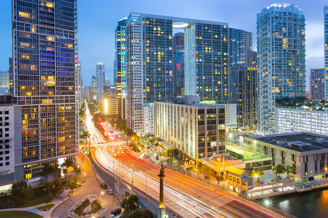 Blick von der Dachbar mit Blick auf den Verkehr auf Birckell Avenue in der Dämmerung, Miami, Florida, Vereinigte Staaten von Amerika, Nordamerika