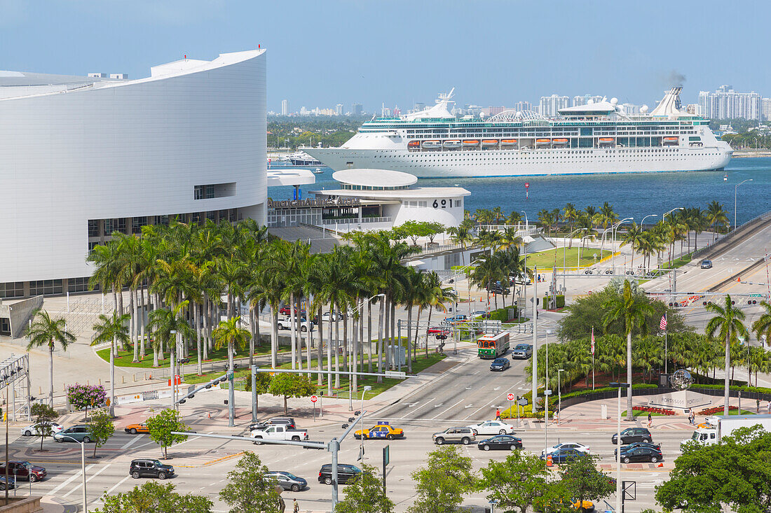 American Airlines Arena in der Innenstadt von Miami und Kreuzfahrtschiff im Hafen von Miami, Miami, Florida, Vereinigte Staaten von Amerika, Nordamerika