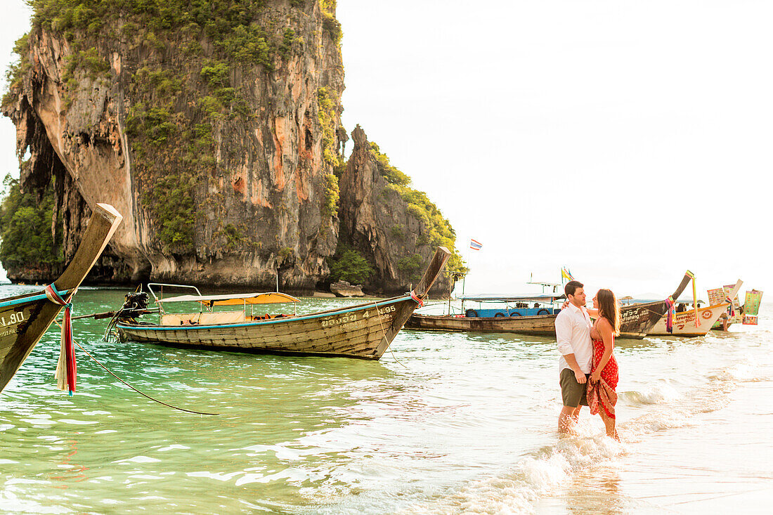 Sonnenuntergang am Railay Beach in Krabi, Thailand, Südostasien, Asien