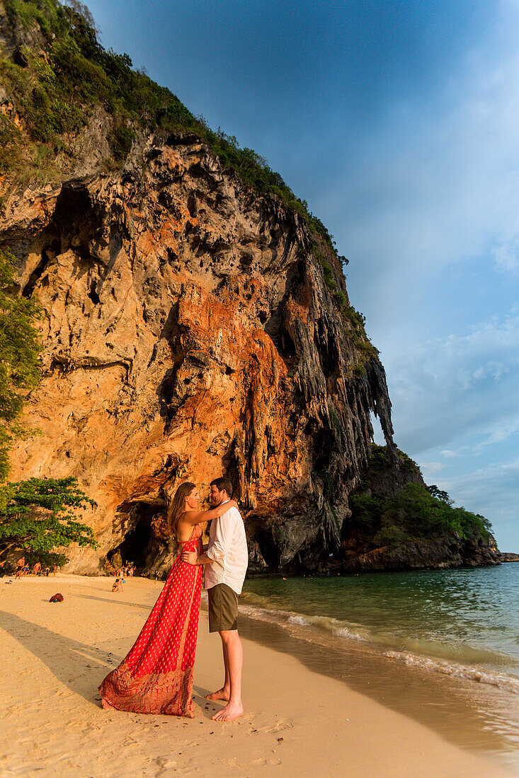 Sonnenuntergang am Railay Beach in Krabi, Thailand, Südostasien, Asien