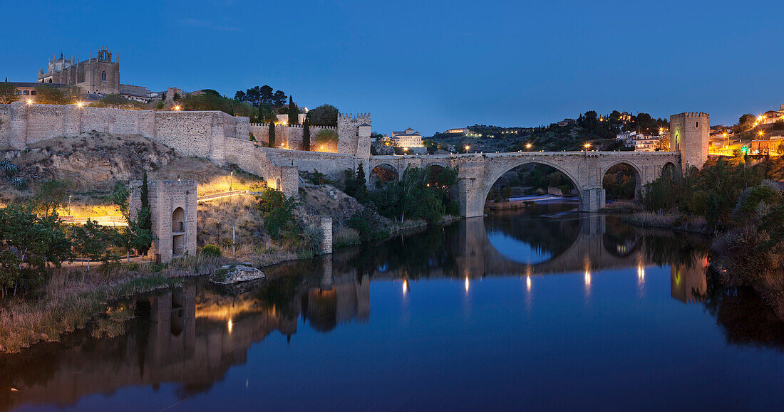 Puente de San Martin Brücke und Kloster San Juan des Los Reyes im Tajo, Toledo, Kastilien-La Mancha, Spanien, Europa