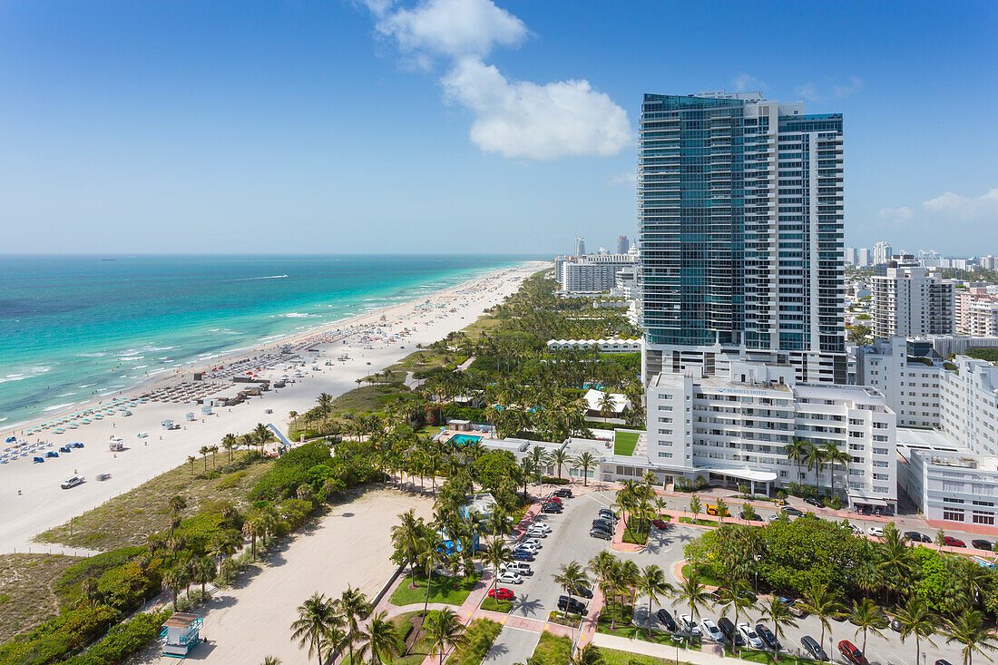 Erhöhte Ansicht von Strand und Hotels in South Beach, Miami Beach, Miami, Florida, Vereinigte Staaten von Amerika, Nordamerika