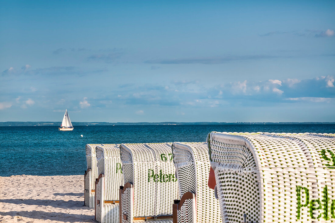 Strand mit Strandkörben und Segelboot, Grömitz, Lübecker Bucht, Ostsee, Schleswig-Holstein, Deutschland