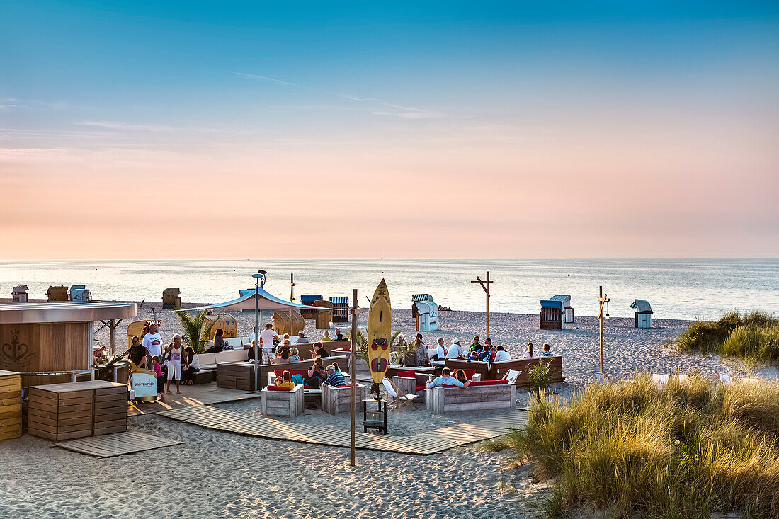 Strandbar bei Sonnenuntergang, Heiligenhafen, Ostsee, Schleswig-Holstein, Deutschland