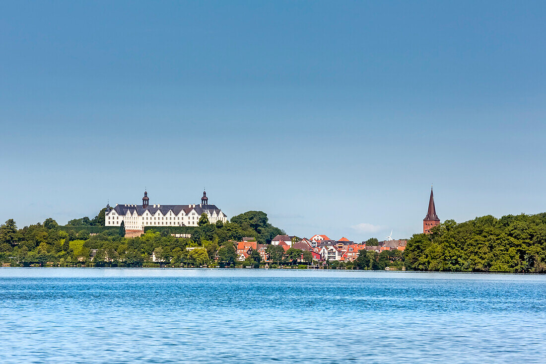 View across lake Ploen towards Ploen castle, Ploen, Holsteinische Schweiz, Baltic coast, Schleswig-Holstein, Germany