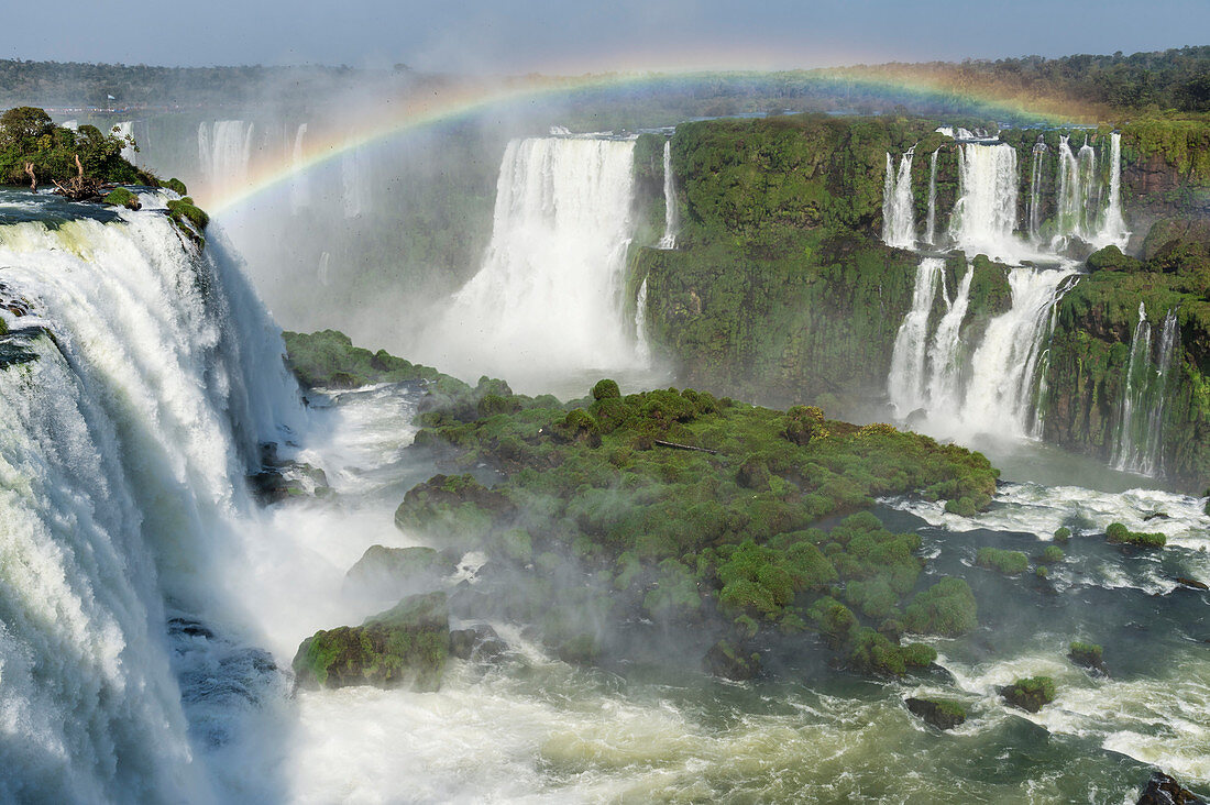 Regenbogen über den Iguazu Falls, von der brasilianischen Seite, UNESCO-Weltkulturerbe, Foz do Iguacu, Parana State, Brasilien, Südamerika angesehen
