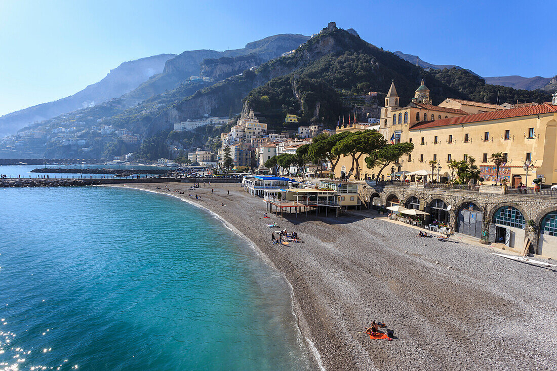 Menschen am Strand im Frühling Sonne, Amalfi, Costiera Amalfitana (Amalfiküste), UNESCO-Weltkulturerbe, Kampanien, Italien, Europa