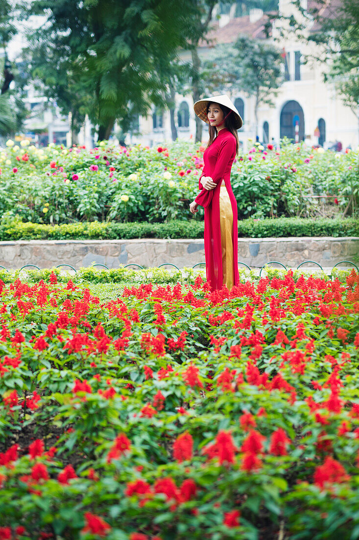 Vietnamese woman in traditional Ao dai dress and Non la conical hat, Hanoi, Vietnam, Indochina, Southeast Asia, Asia